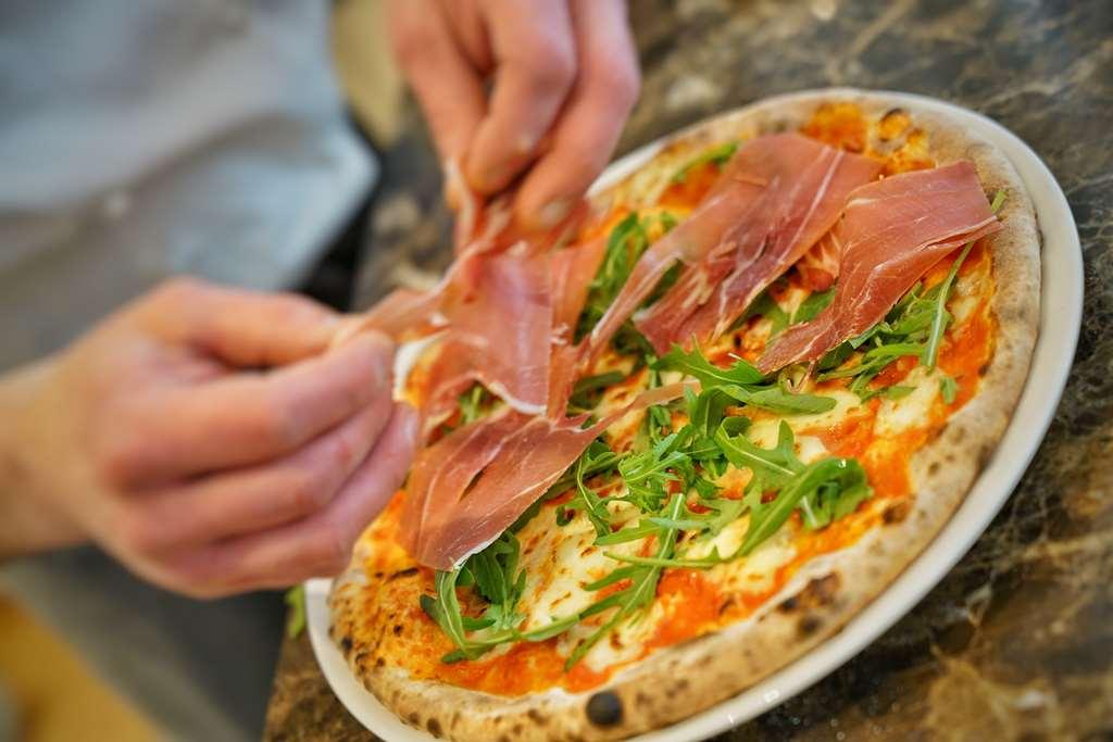 ヴィラ ヴィタ ホテル ＆ レジデンツ ローゼンパーク マールブルク Marburg エクステリア 写真 Pizza being topped with prosciutto