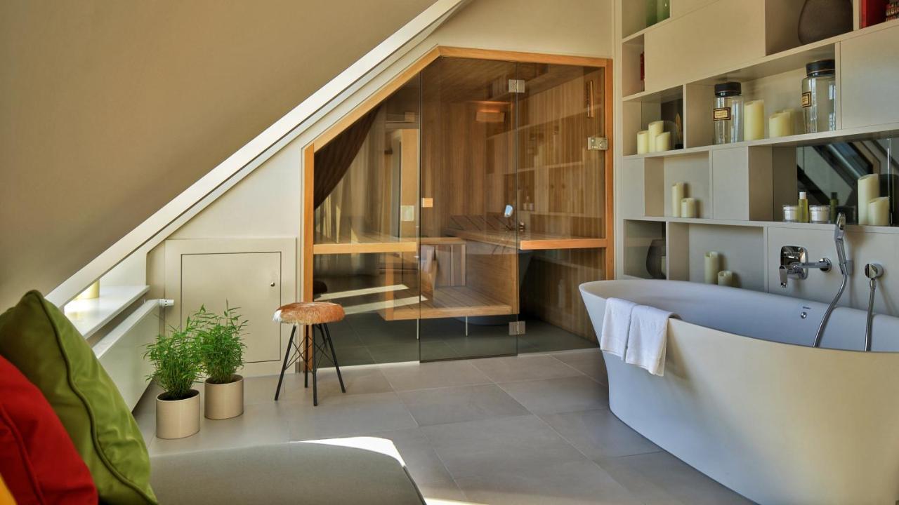 ヴィラ ヴィタ ホテル ＆ レジデンツ ローゼンパーク マールブルク Marburg エクステリア 写真 A modern bathroom with a shower and a bathtub