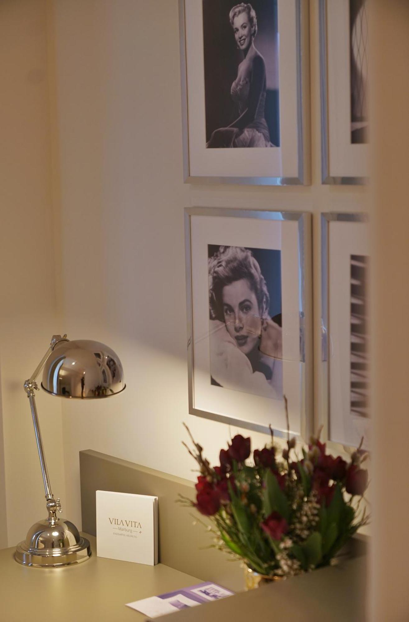 ヴィラ ヴィタ ホテル ＆ レジデンツ ローゼンパーク マールブルク Marburg 部屋 写真 A photograph of Audrey Hepburn by Allan Allan Warren